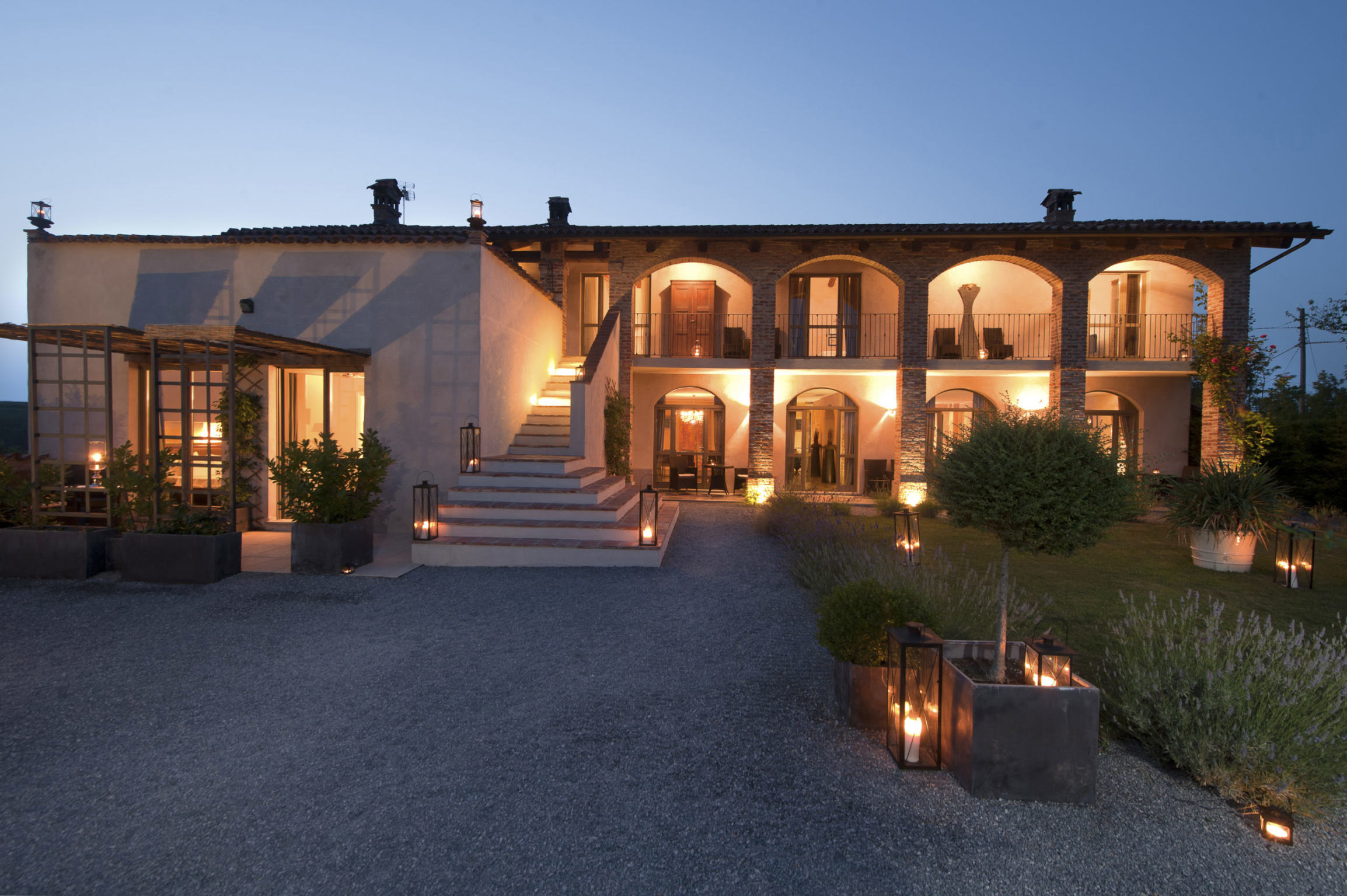 Relais la Corte di Lequio im Piemont. Ansicht bei Nacht