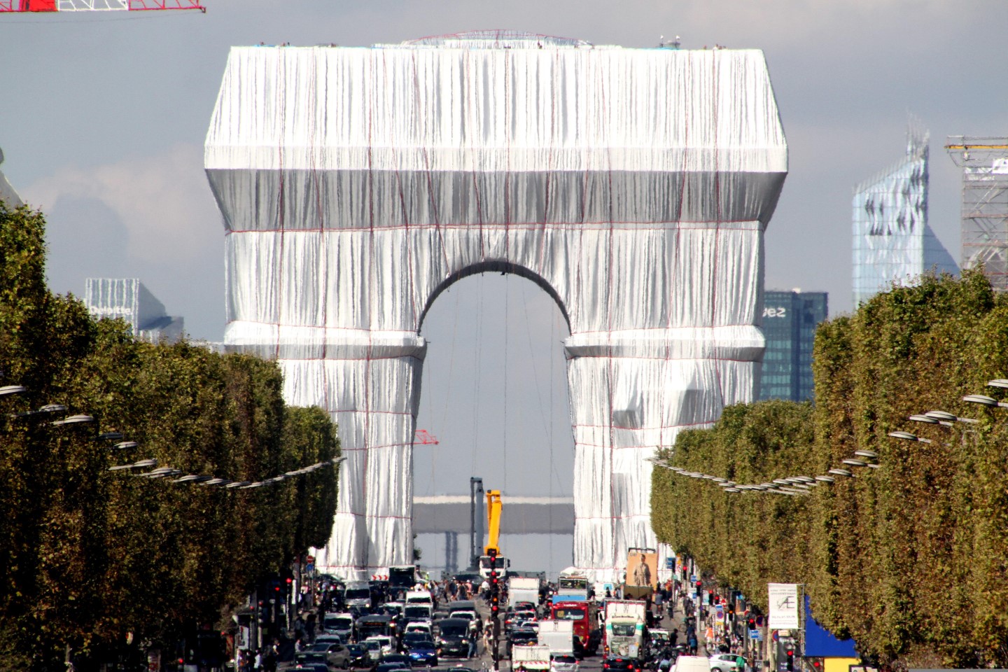 Christo - verhüllter Arc de Triomphe in Paris