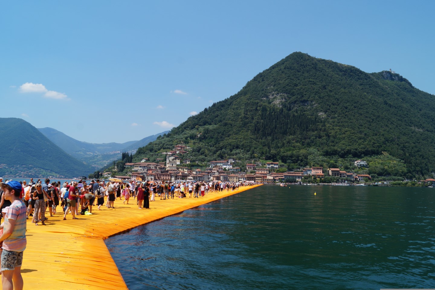 Floating Piers am Iseosee - Blick vom Steg zurück nach Sulzano