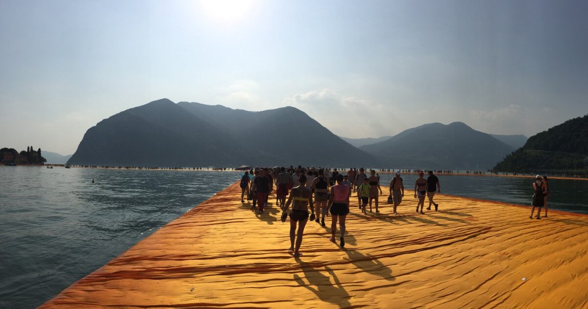 Floating Piers am Iseosee - Steg mit Menschen bei Sonnenuntergang