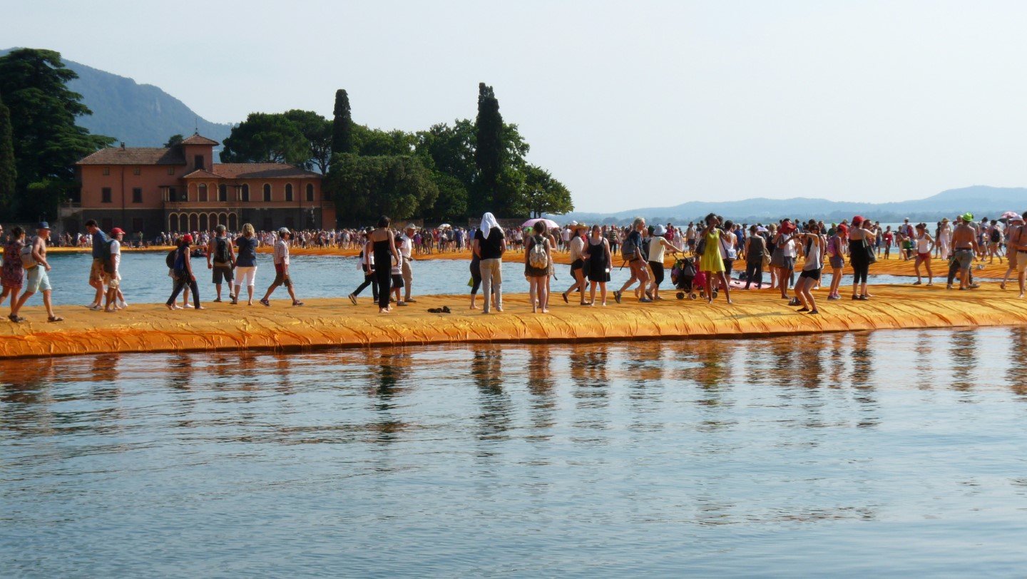 Floating Piers am Iseosee - Steg voller Besucher bei der Monte Isola