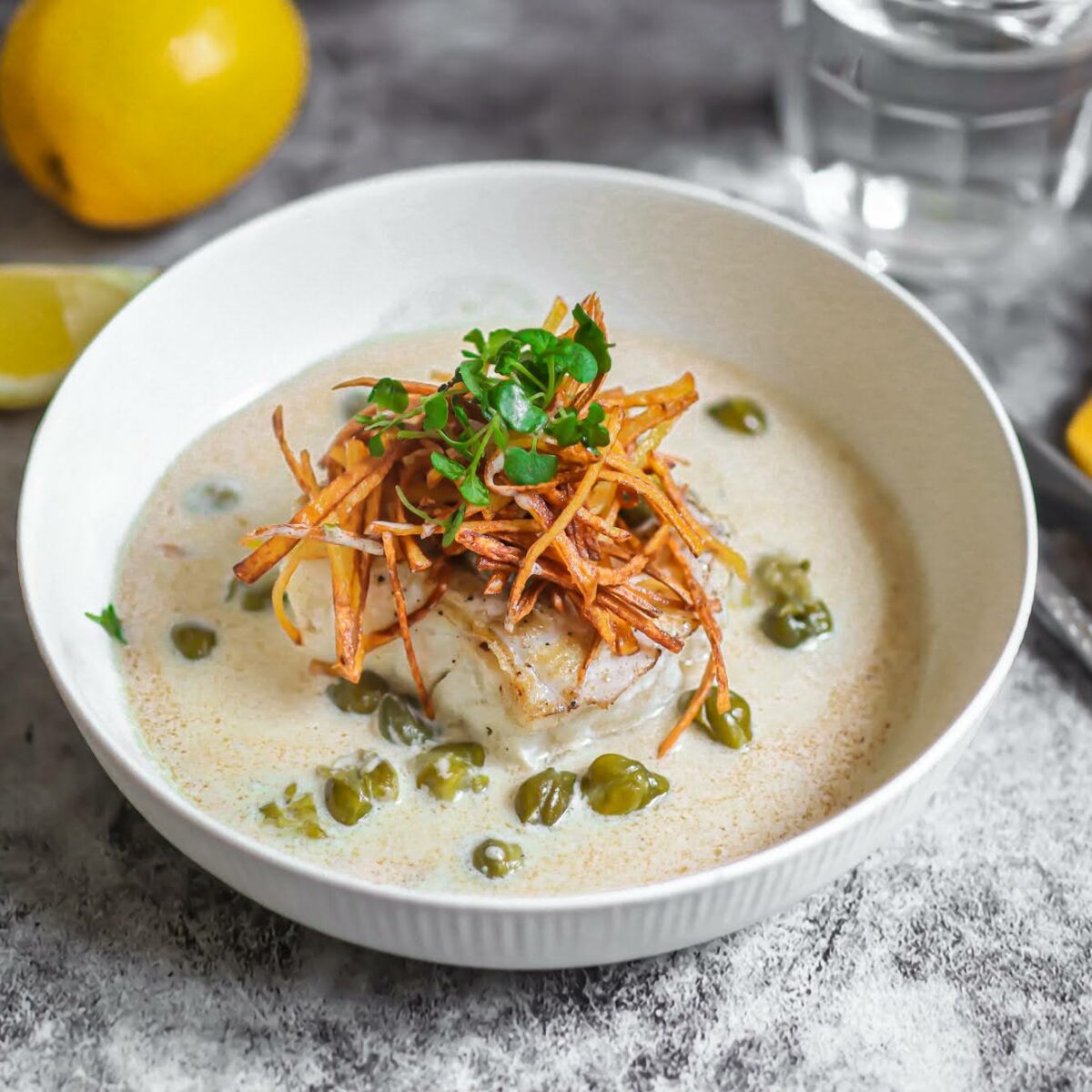 Feine Maronensuppe mit Limetten-Creme und herzhaftem Granola