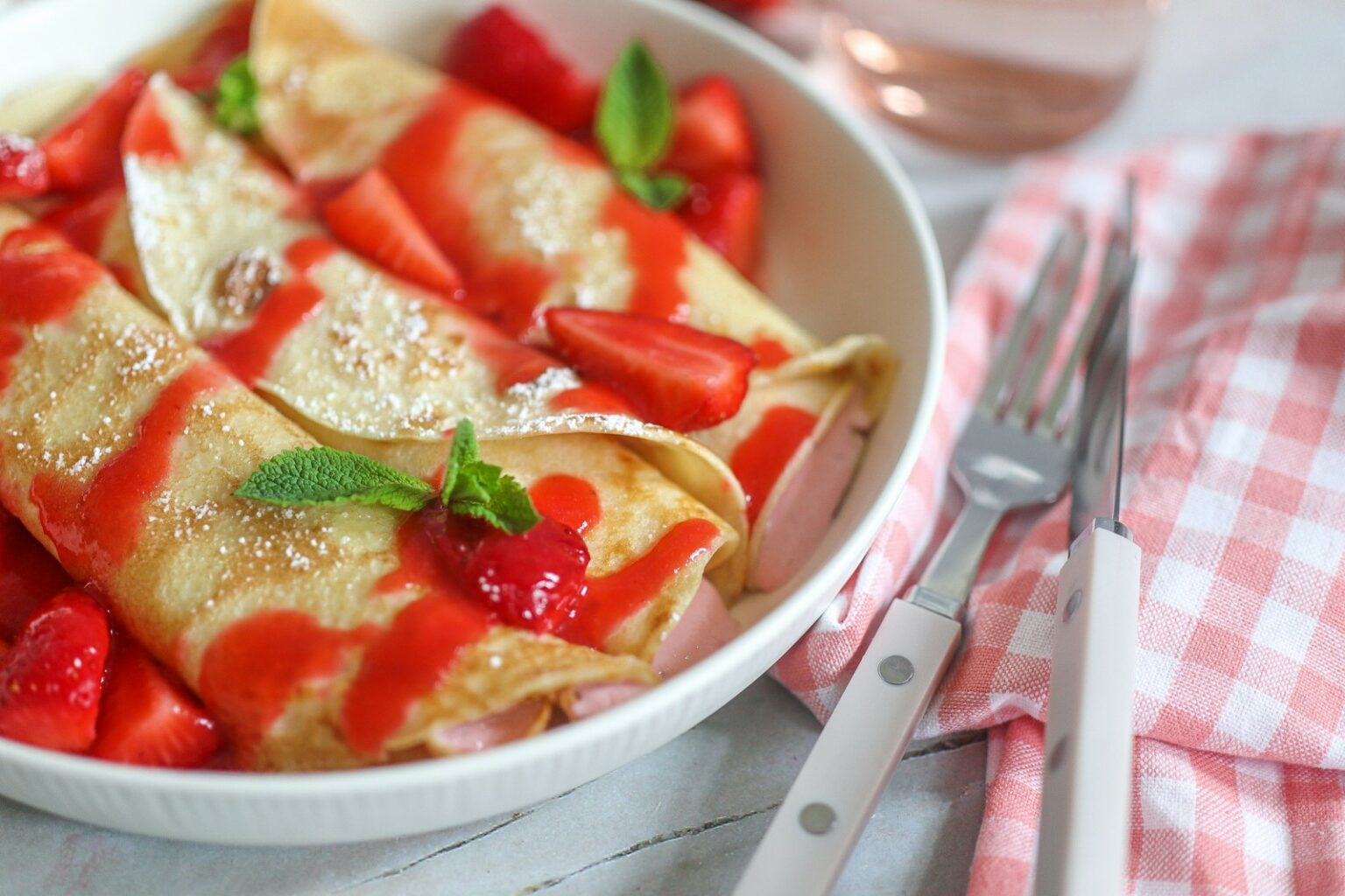 Rezept Palatschinken mit dreimal Erdbeeren