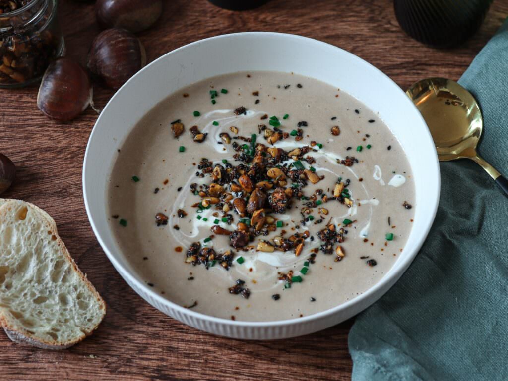 Feine Maronensuppe mit Limetten-Creme und herzhaftem Granola