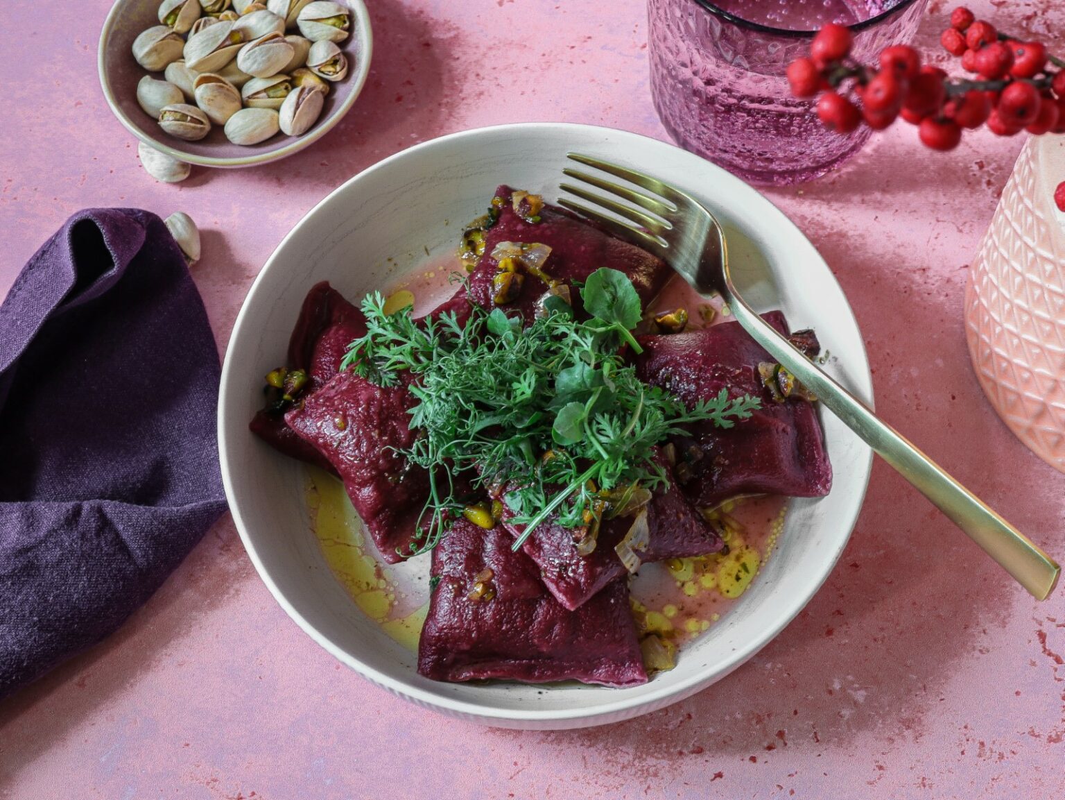 Rote-Bete-Maultaschen mit Kräuter-Ricotta-Füllung