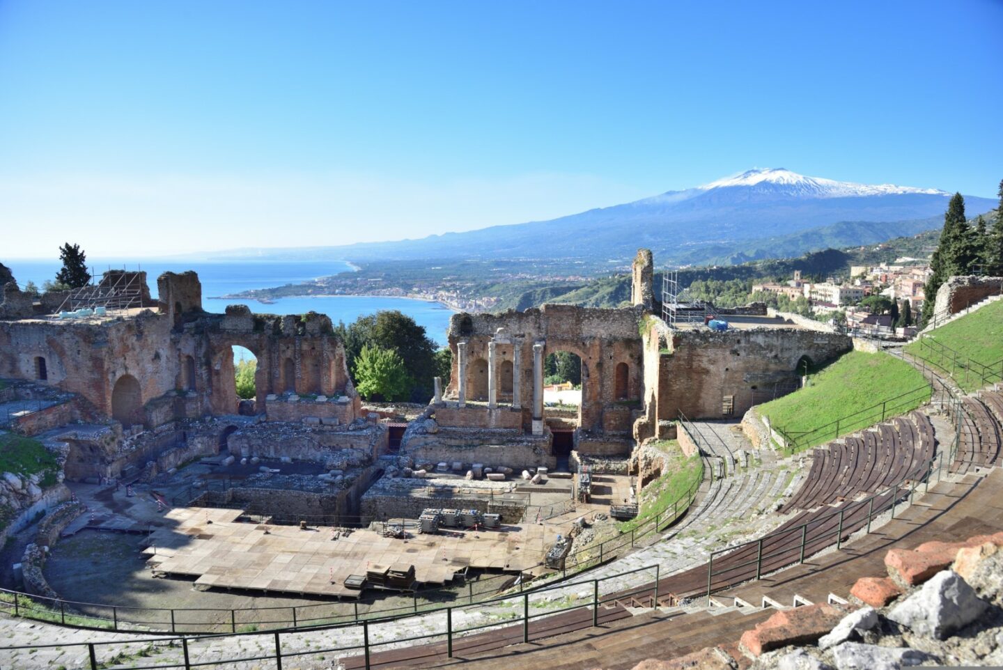 Panoramablick auf des Amphitheater von Taormina und Ätna auf unserer Rundreise durch Sizilien