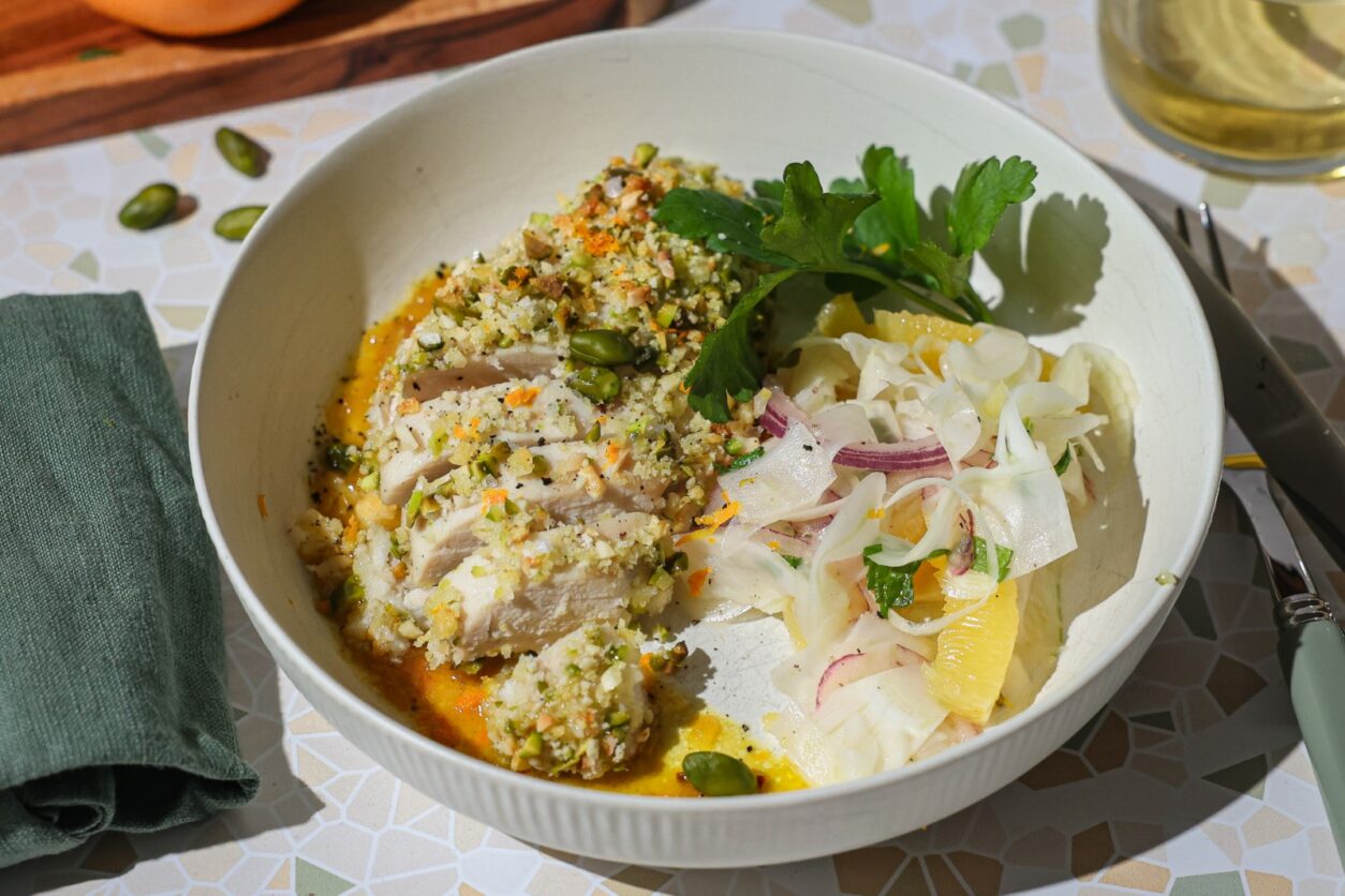 Nahaufnahme unseres Rezept-Vorschlags aus Sizilien: Hähnchen mit Pistazien-Mandel-Kruste