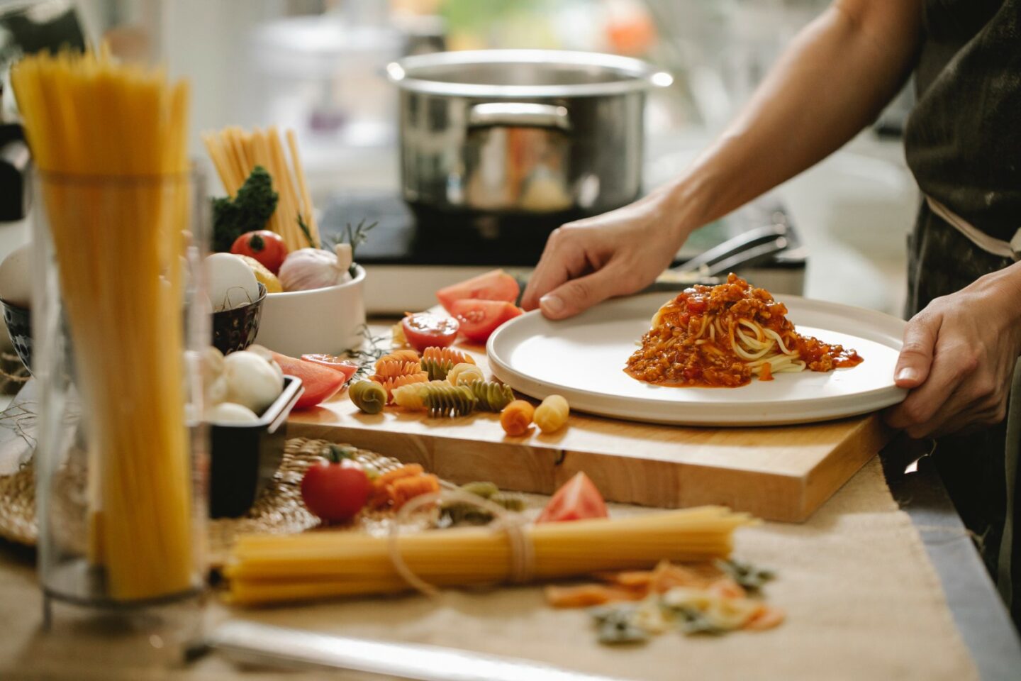 Zubereitung von leckerer Pasta beim kalabresischen Kochkurs im Hotel La Pastorella