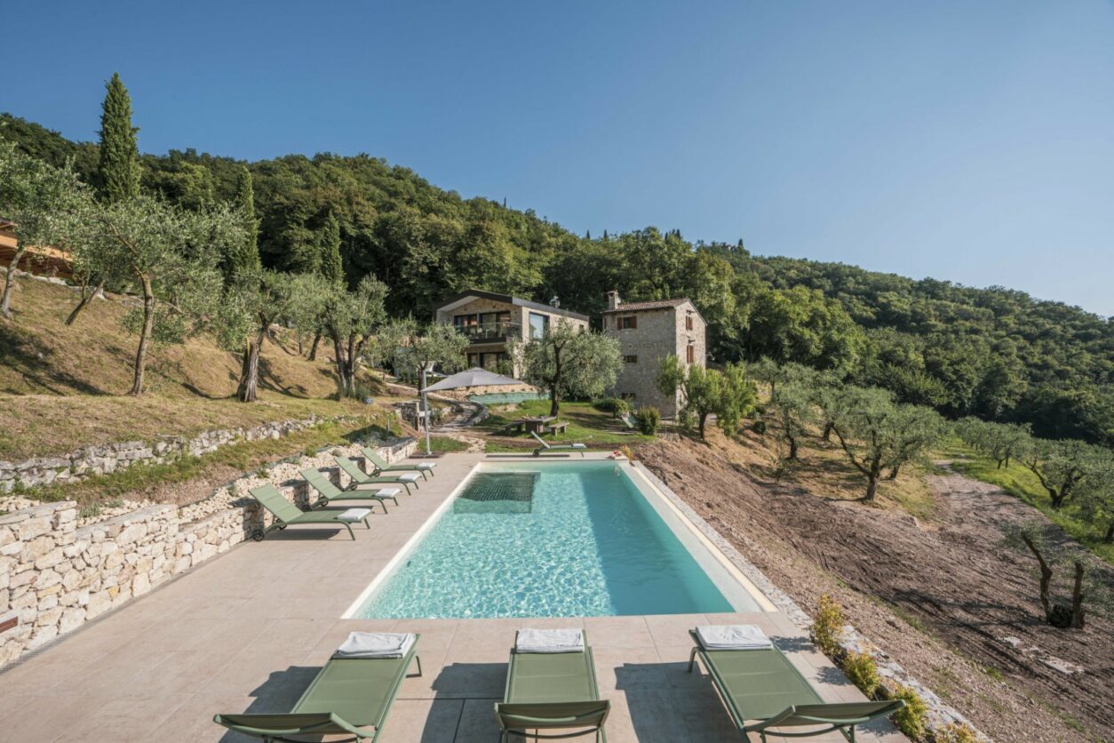 Blick über das gesamte Anwesen der Podere Sabaina am Gardasee mit Pool, Garten und Gebäuden