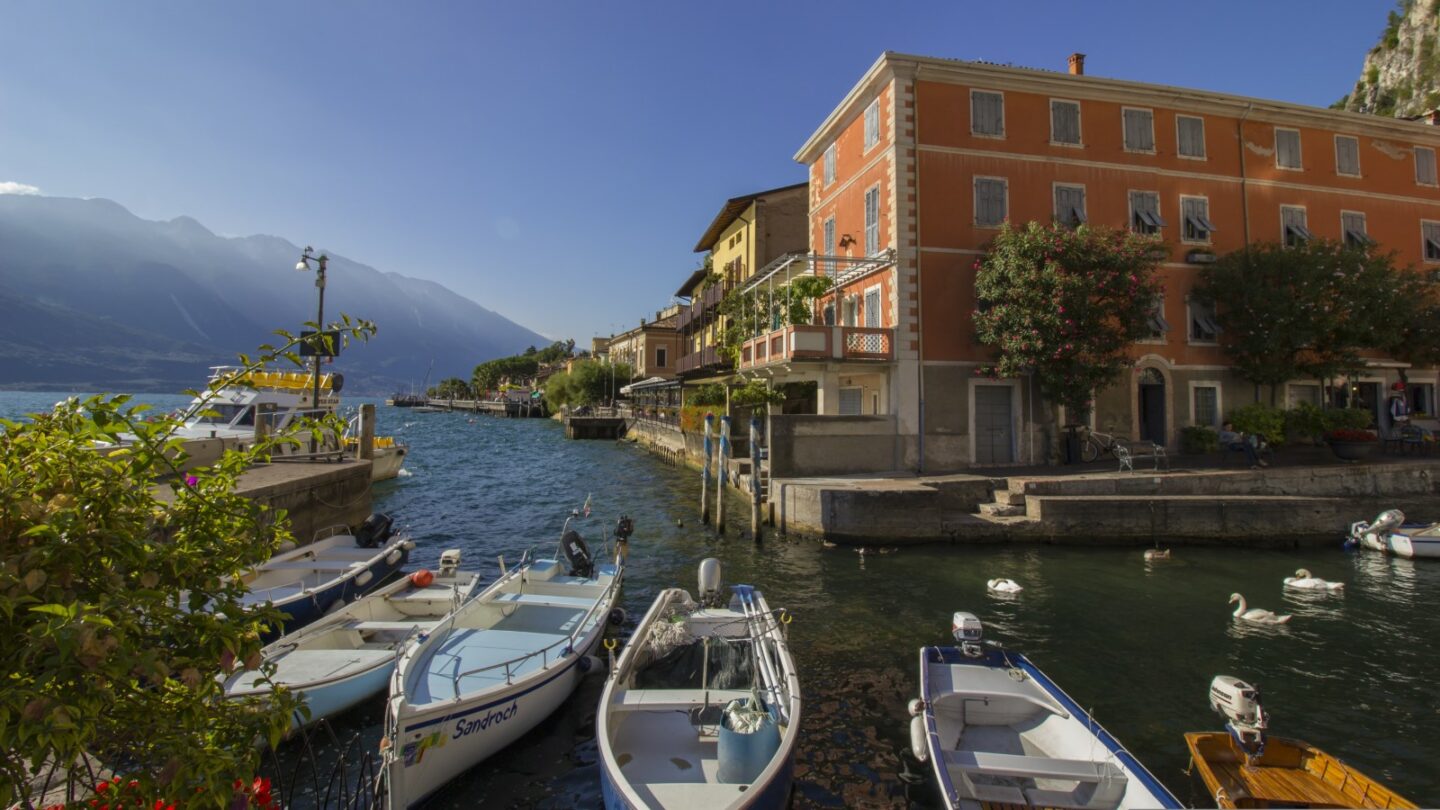 Der kleine Hafen von Limone am Gardasee mit seinen bunten Gebäuden an der Seepromenade