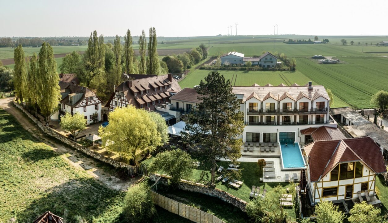 Luftaufnahme des gesamten Anwesens "Boutiquehotel Rheinhessen - Jordan’s Untermühle"