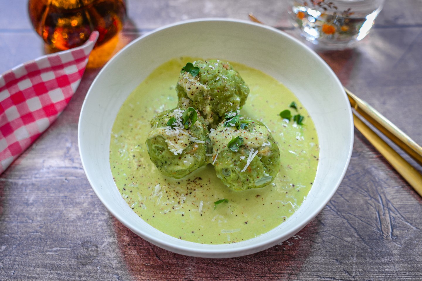 Knödelige Grüße: Bärlauchknödel mit cremiger Lauchsoße