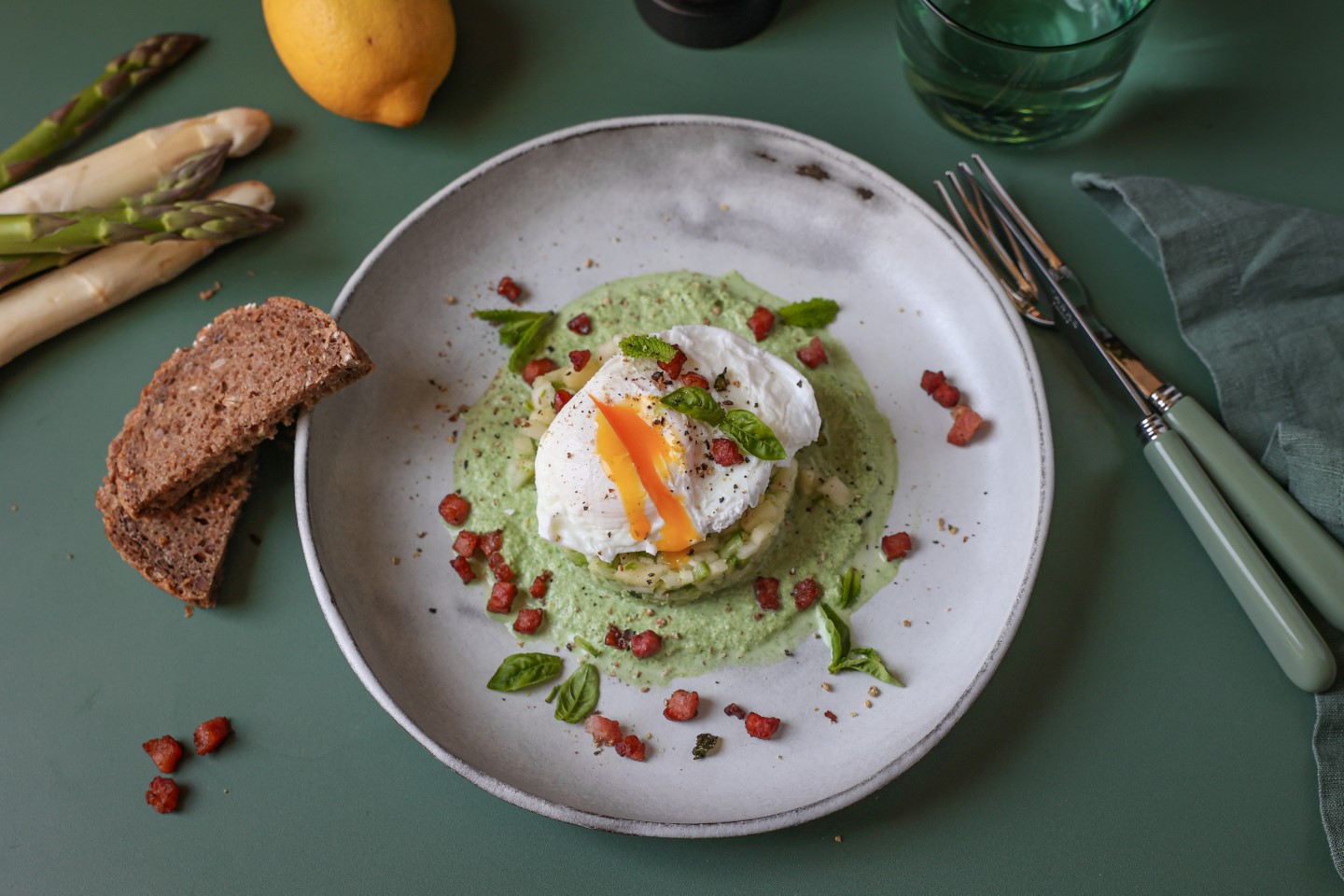 Alm, Apfel und Aromen: Spargeltartar mit Erbsen-Mascarpone-Soße und Tiroler Speck