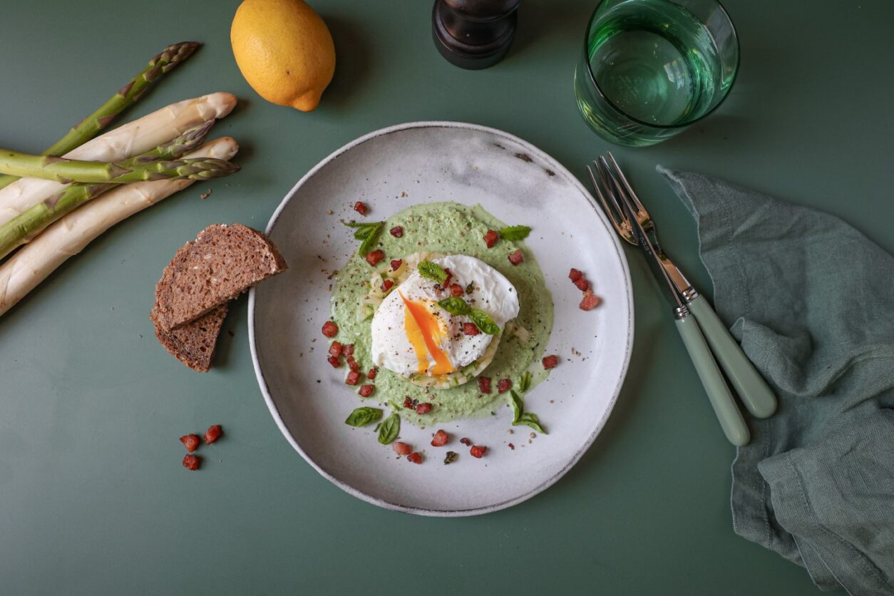 Spargeltartar auf Südtiroler Art mit Erbsen-Mascarpone-Soße und Tiroler Speck