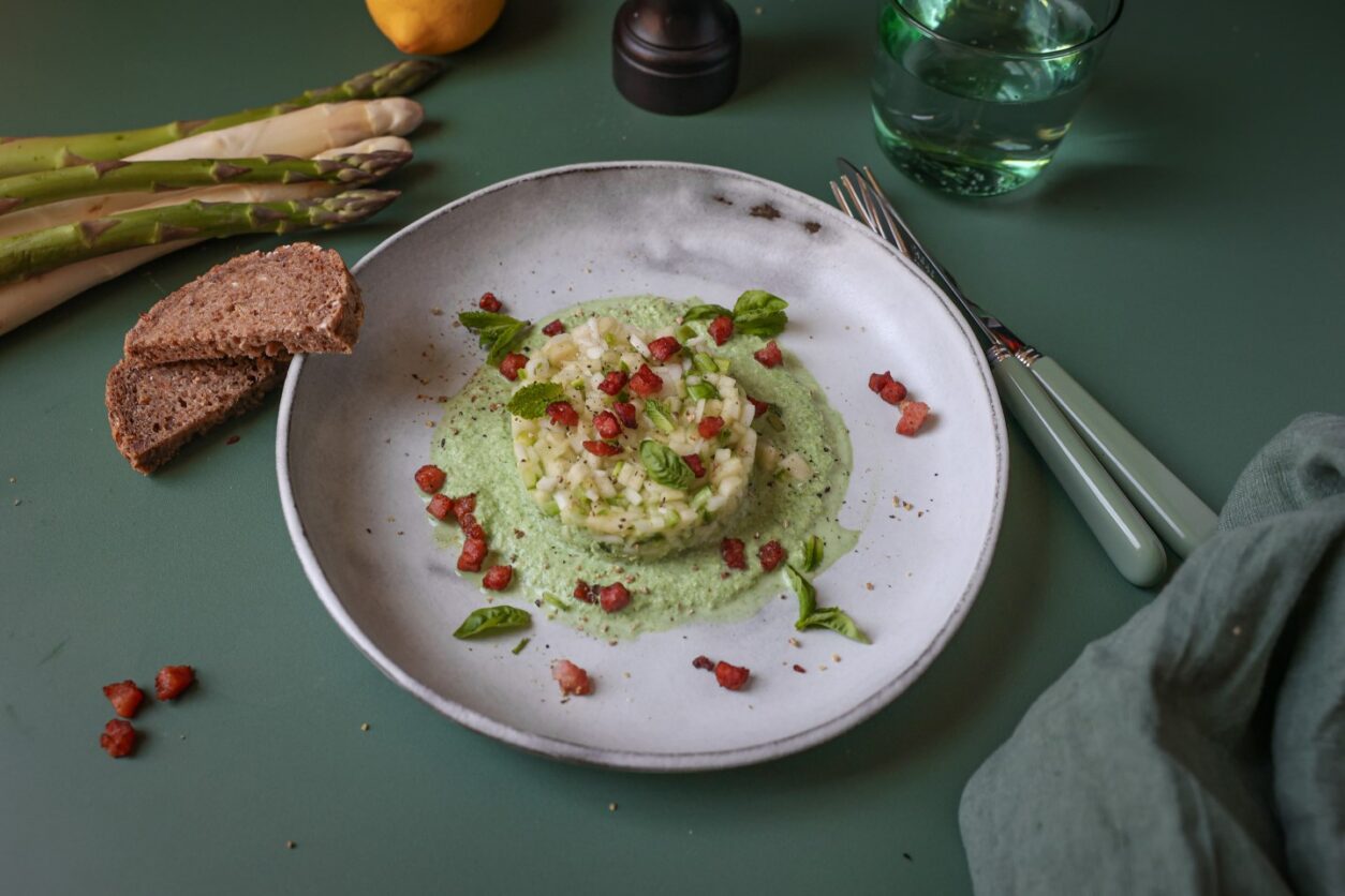 Spargeltartar auf Südtiroler Art mit Erbsen-Mascarpone-Soße und Tiroler Speck