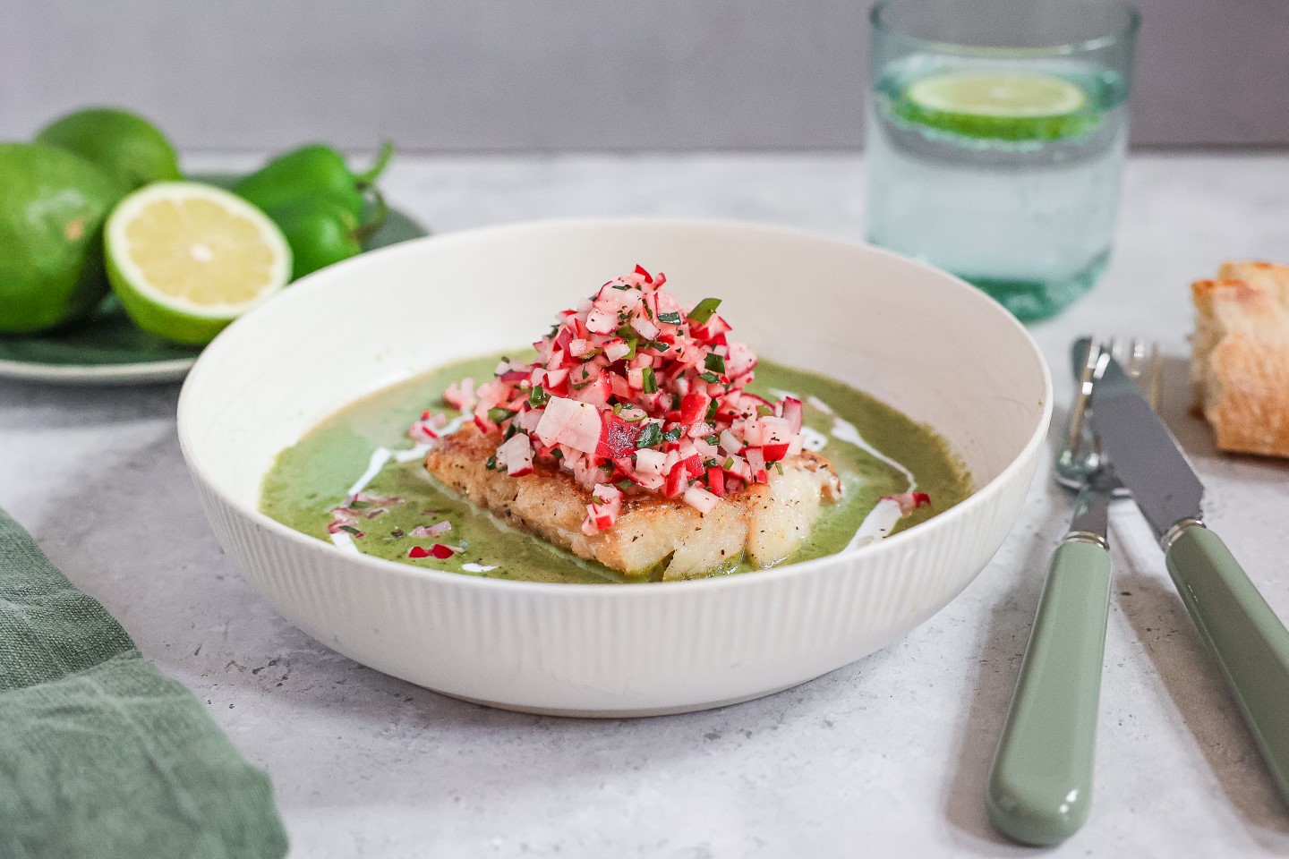 So frisch der Fisch: Fischfilet in grüner Jalapeño-Spinat-Kokossoße mit Radieschensalat