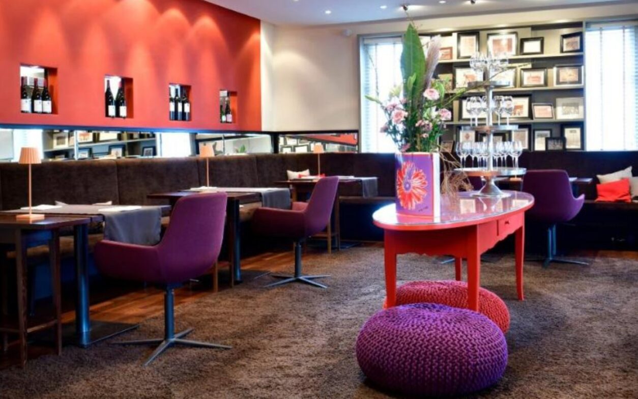 Blick in das bunte Restaurant im Boutiquehotel Rothenburg ob der Tauber - Villa Mittermeier