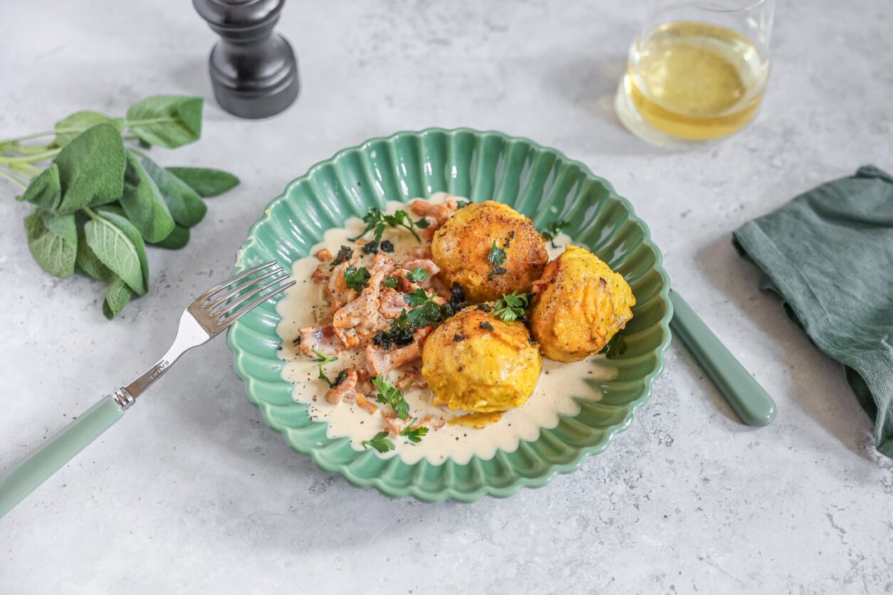 Kürbis-Käse-Knödel mit Pfifferlingrahm