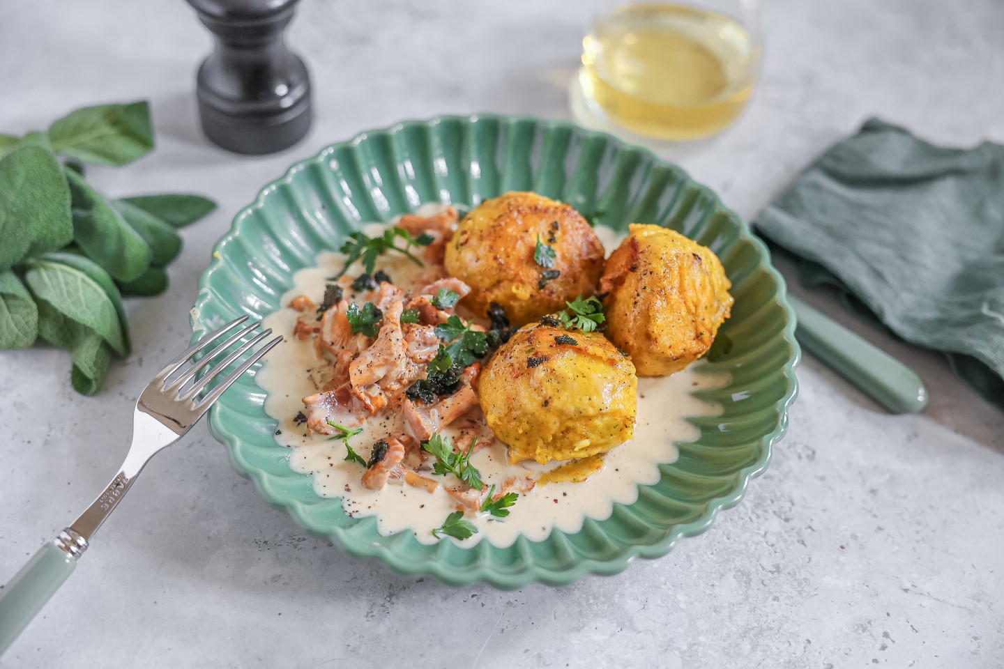 Herbstküche mit Aussicht: Kürbis-Käse-Knödel mit Pfifferlingrahm