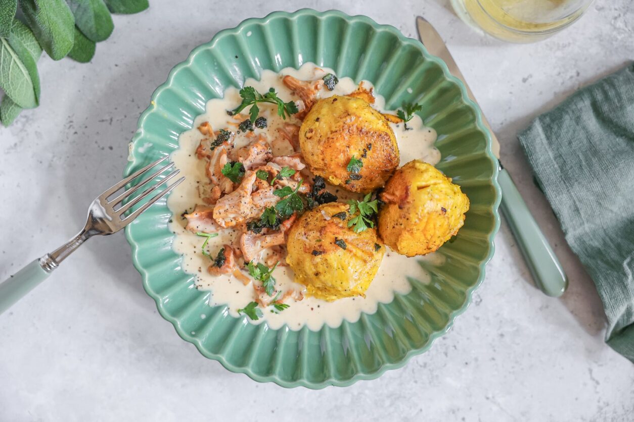 Kürbis-Käse-Knödel mit Pfifferlingrahm