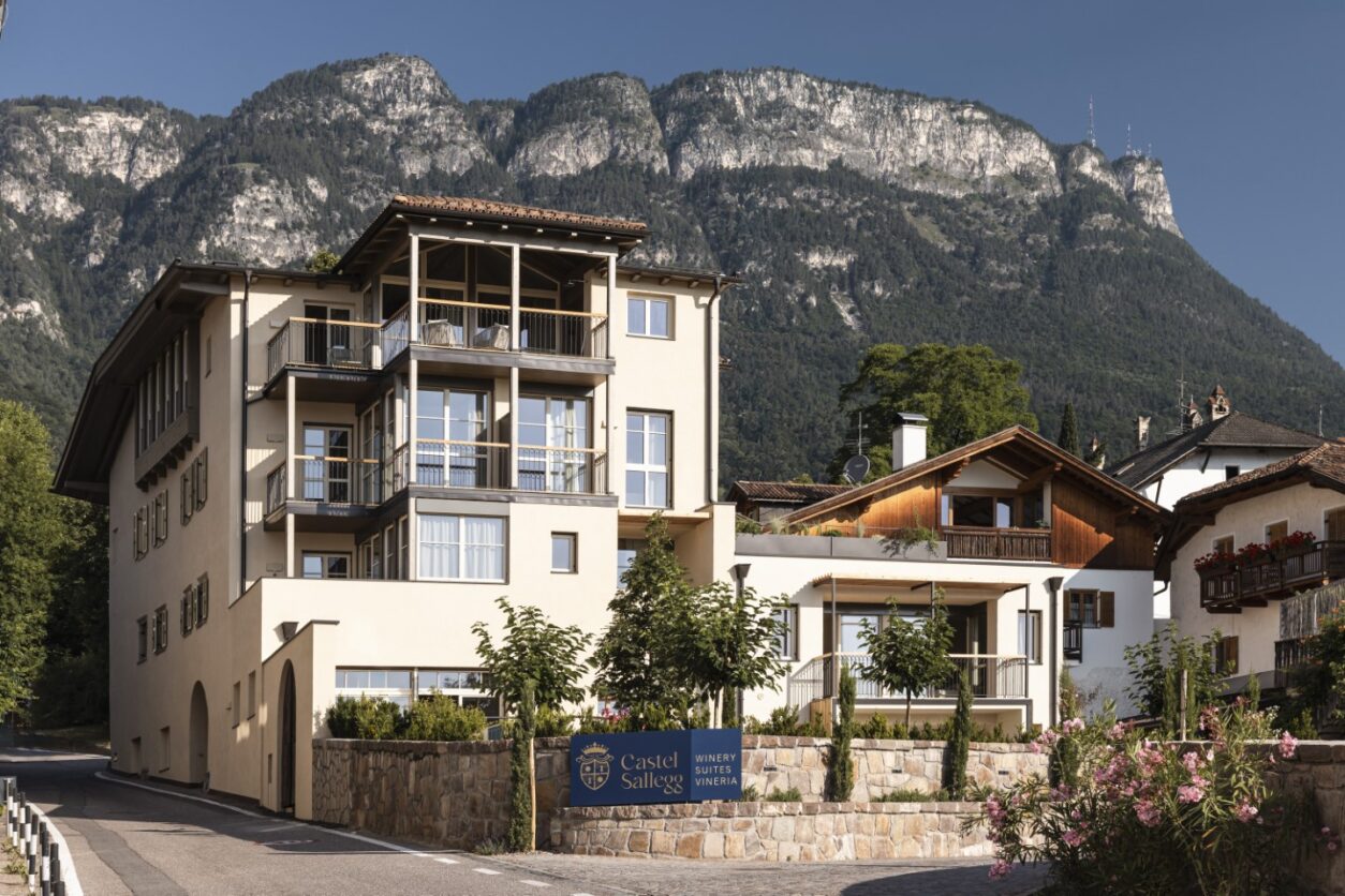 Das Gebäude der Essa Suites mit unseren Ferienwohnungen Kaltern von außen, im Hintergrund die Berge