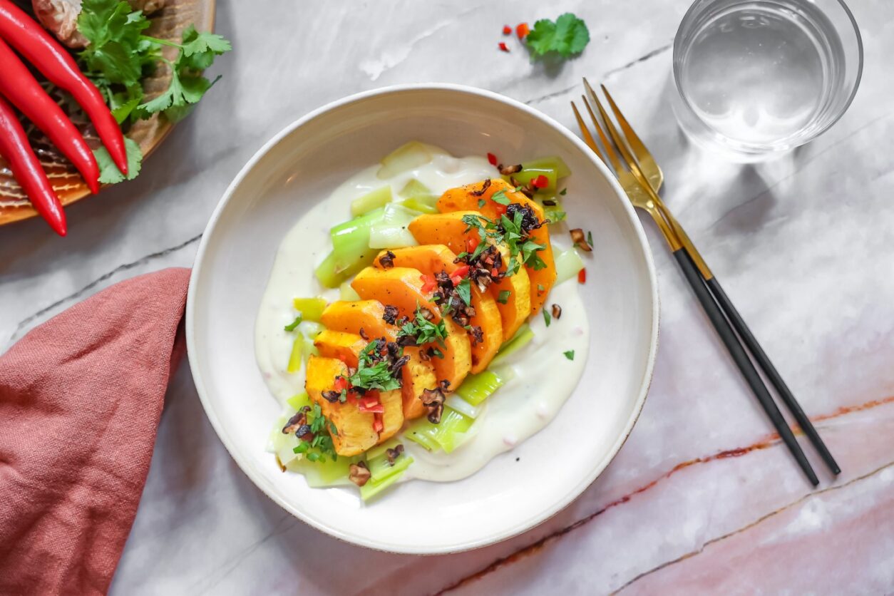 Ofen-Butternuss-Kürbis mit Lauch, Shiitake und Miso-Creme Angelika Schwaff