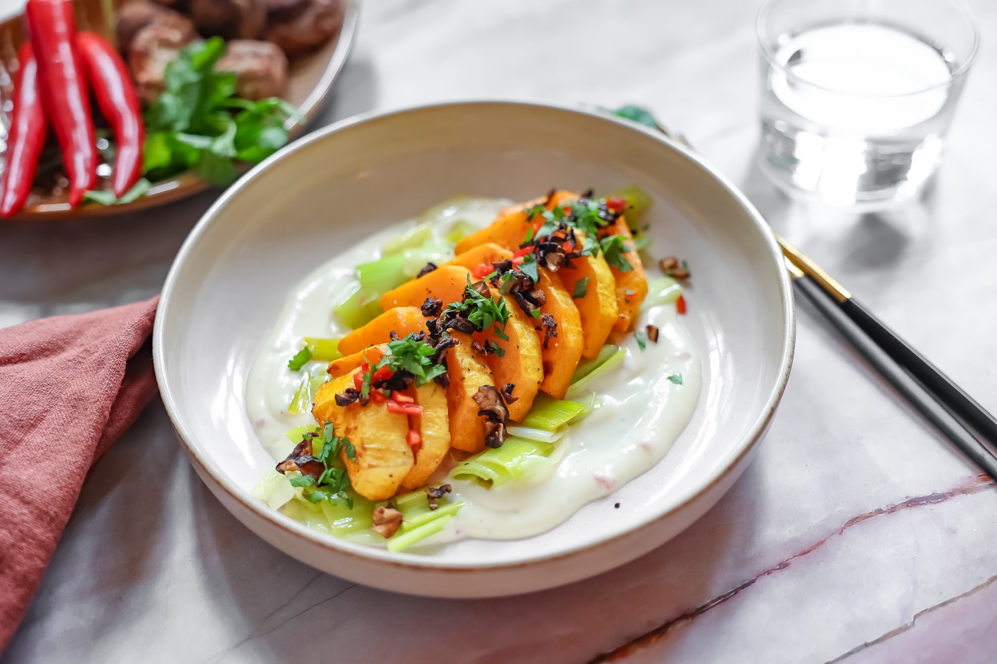 Südtirol trifft Tokio: Ofen-Butternuss-Kürbis mit Lauch, Shiitake und Miso-Crème