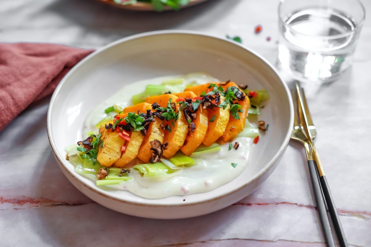 Ofen-Butternuss-Kürbis mit Lauch, Shiitake und Miso-Creme Angelika Schwaff