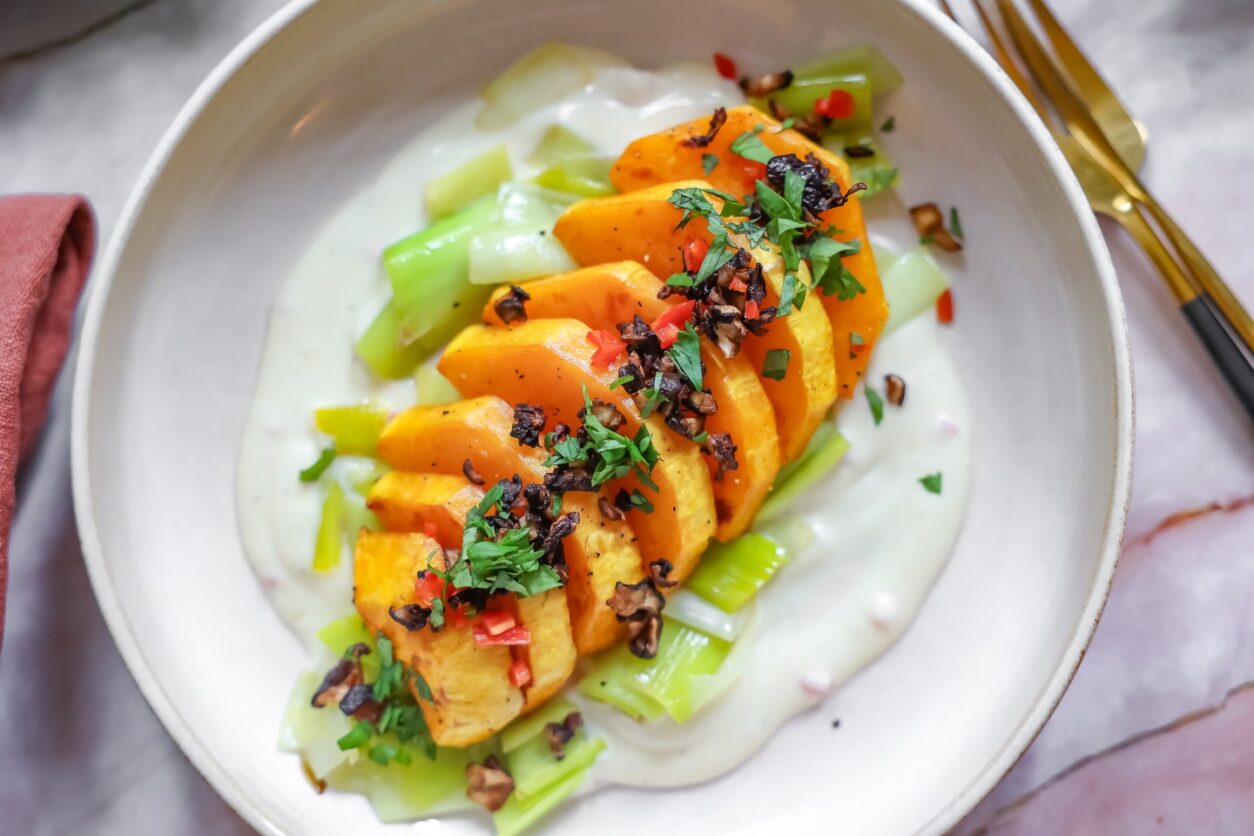 Ofen-Butternuss-Kürbis mit Lauch, Shiitake und Miso-Creme Angelika Schwaff