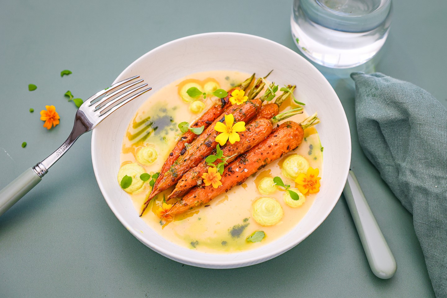 Fein, aber bodenständig: Vadouvan-Karotten mit Pistazien-Crème und Kräuteröl