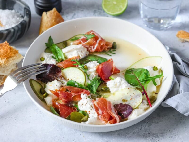 Ein Teller Sommer: Burrata-Birnen-Schinken-Salat