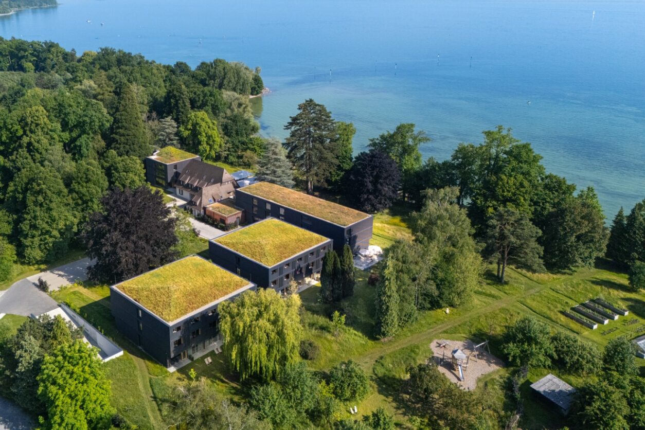 Foto der beeindruckenden Anlage des Seegut Zeppelin und des Bodenseeufers aus der Vogelperspektive