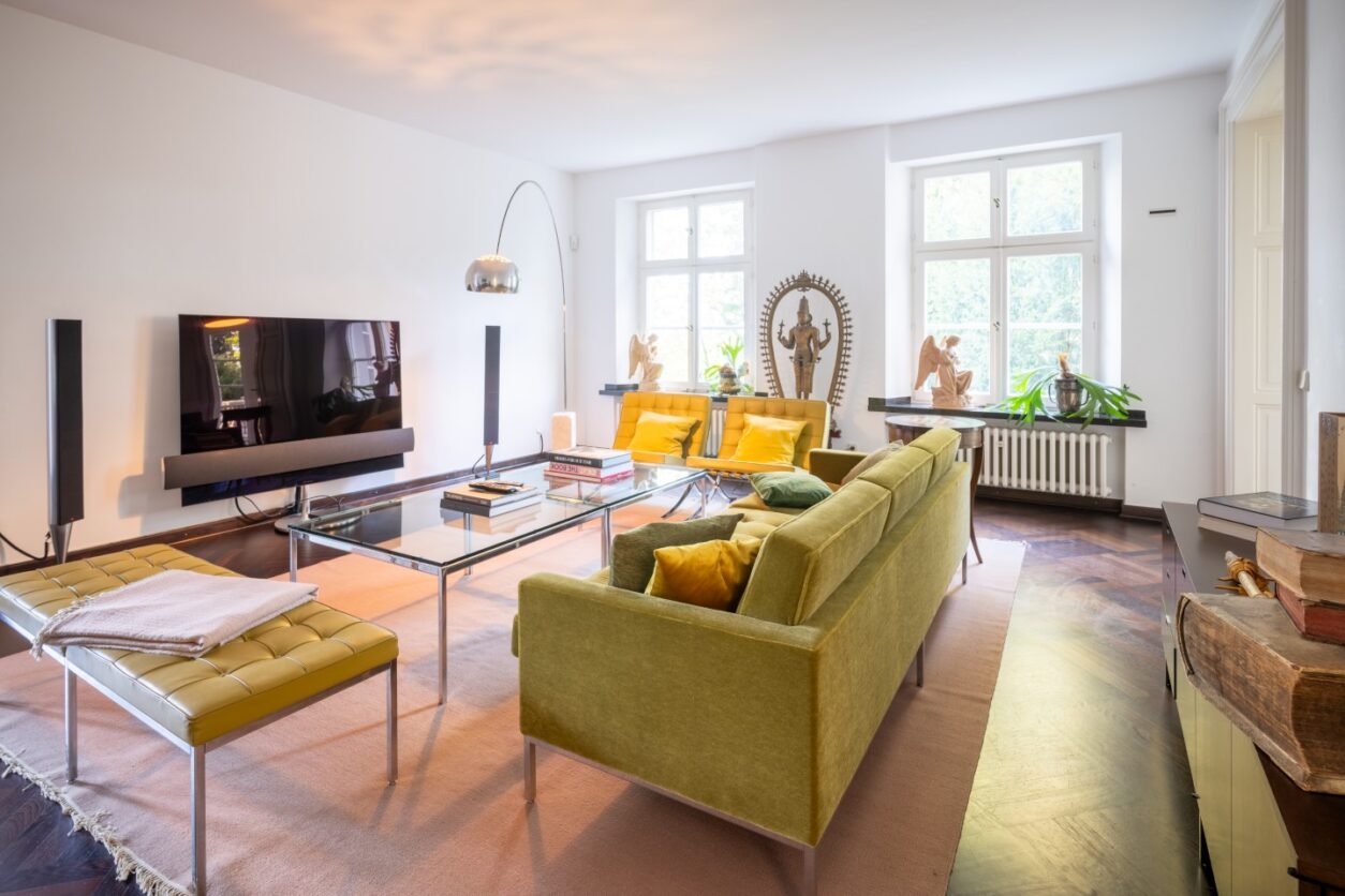 Einer der einladenden Gemeinschaftsräume mit Sitzgruppe und großem TV-Gerät im Eventplace Xanten Retreat