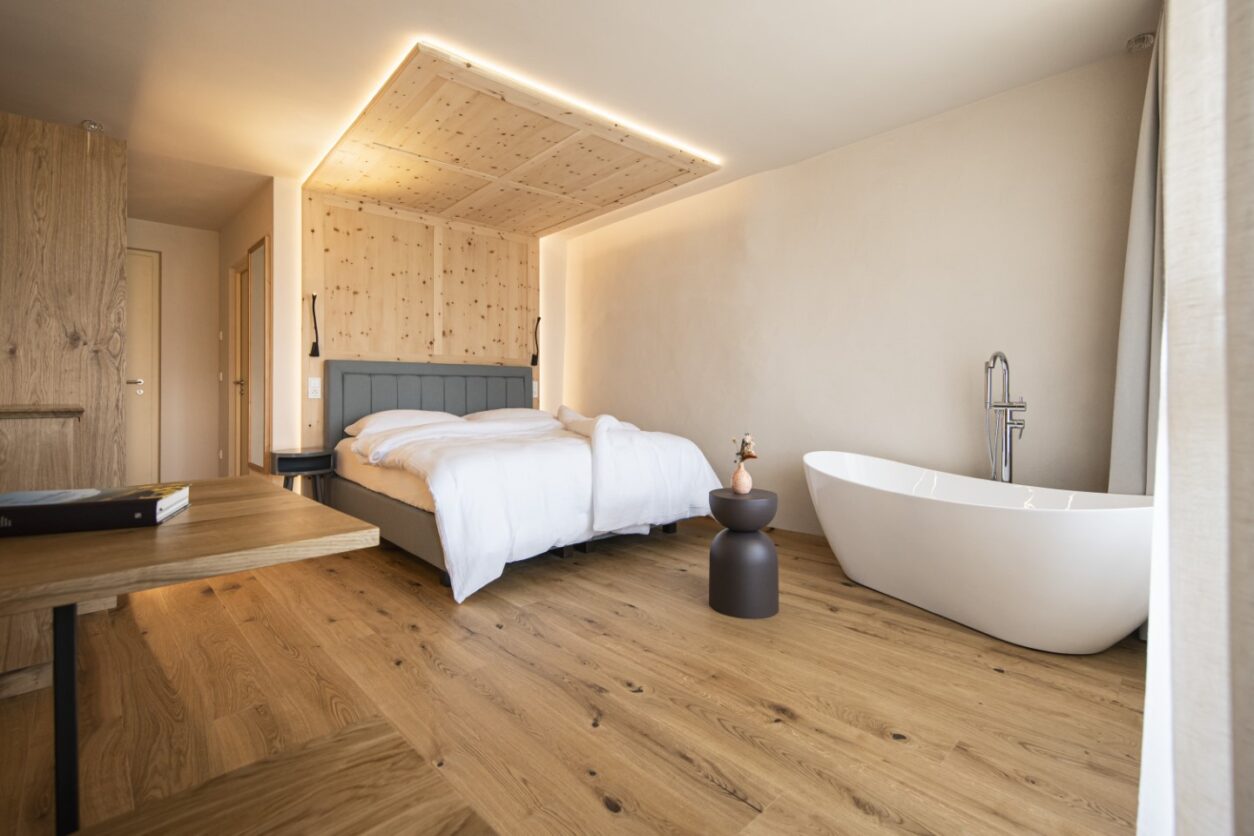 Eine der Essa Suites ist komplett in Holz gehalten, sehr schön ausgestattet und bietet eine freistehende Badewanne