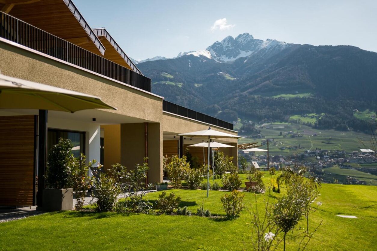 Die Ferienwohnungen Meran im Pataunerhof bieten getrennte, private Terrassen und einen Traumblick auf die Bergwelt