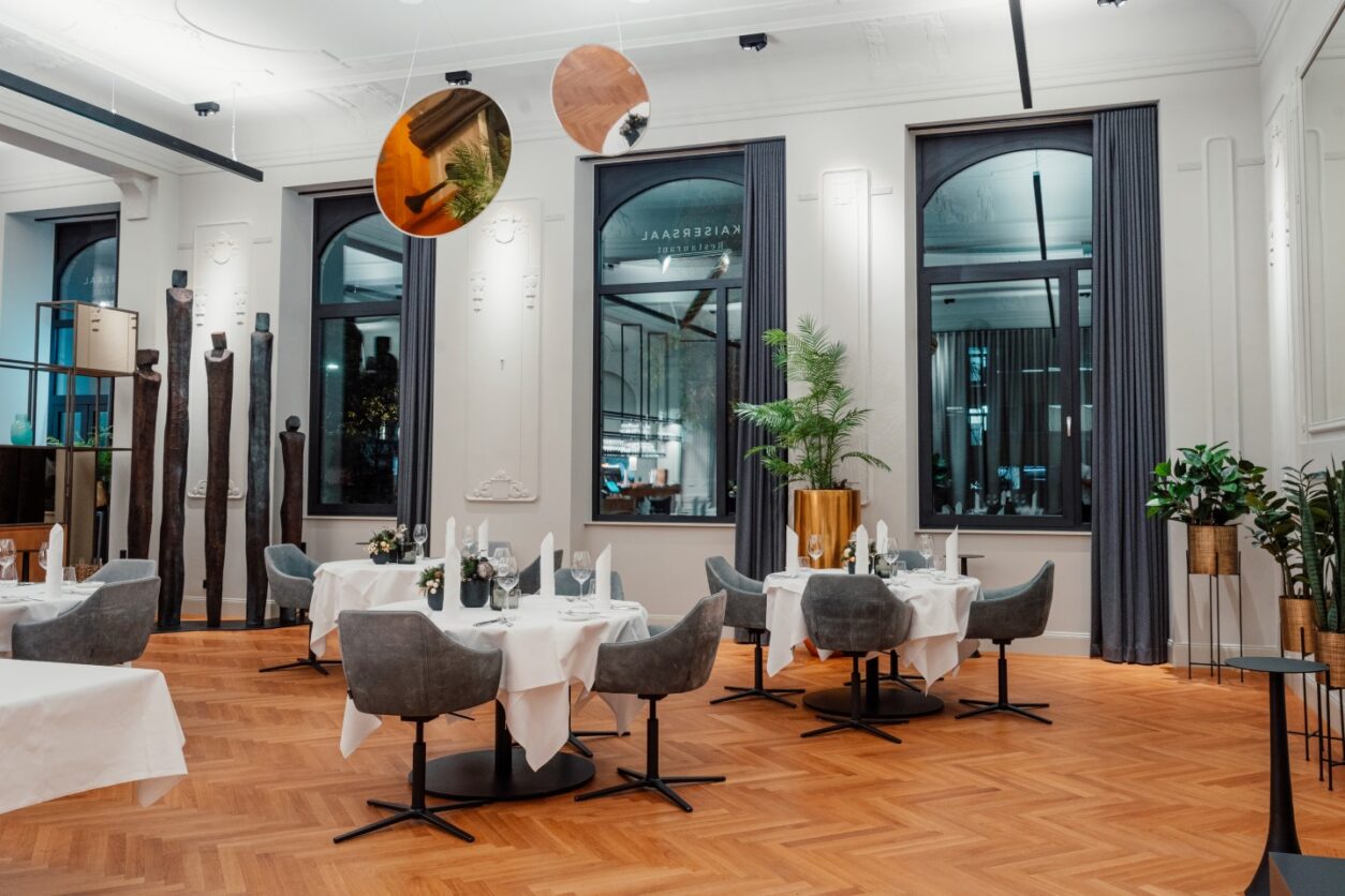 Blick ins Gourmetrestaurant im historischen Festsaal mit passendem Interieur