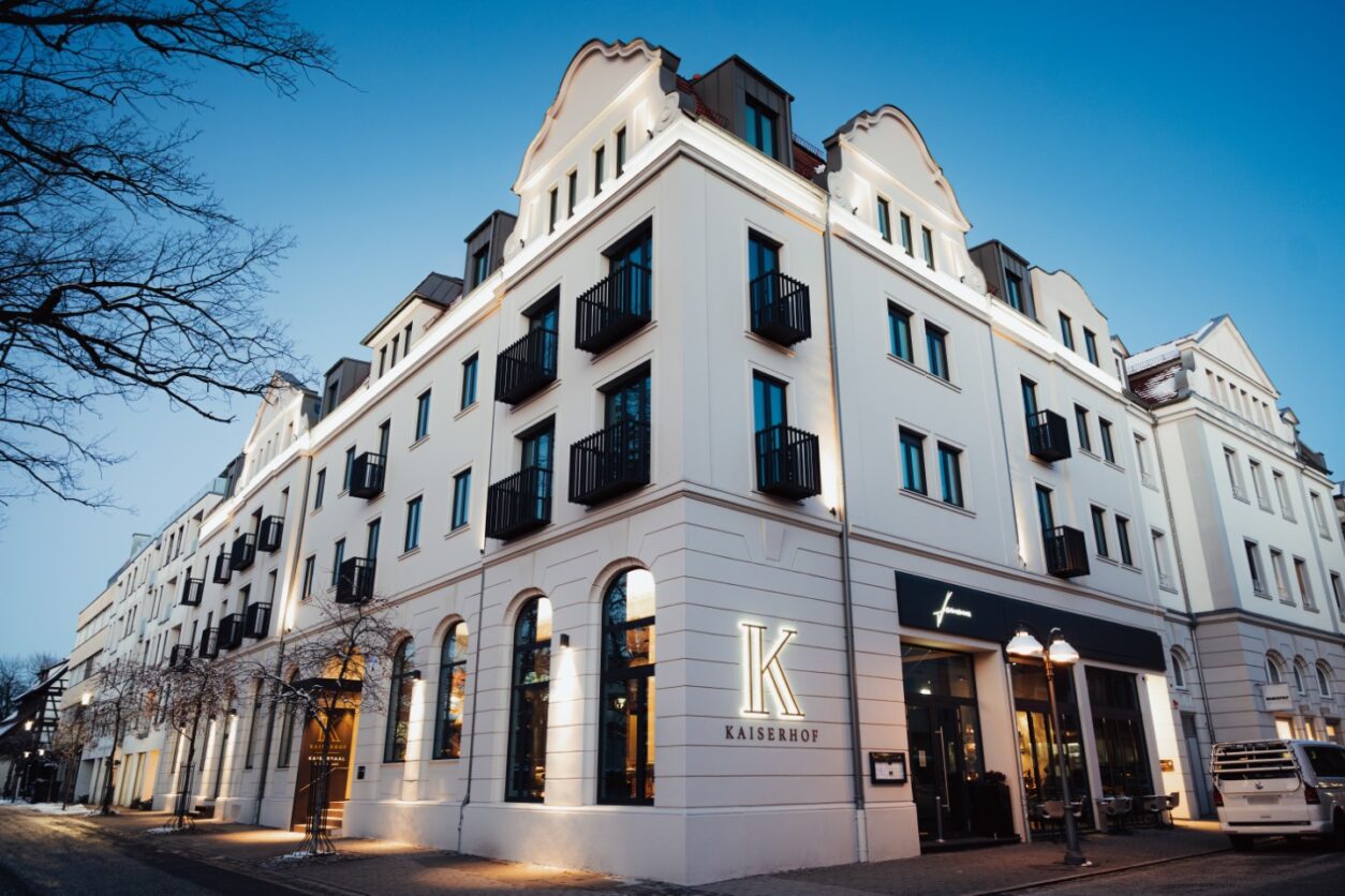 Das beeindruckende Gebäude des Kaiserhof Ravensburg in der Abendstimmung - Die besten Restaurants in Ravensburg und Umgebung