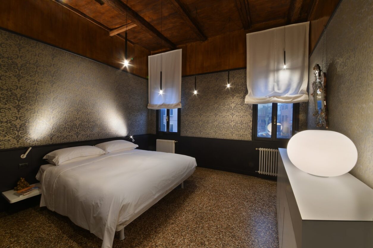 Refugium Hideaways in Italien: großes Schlafzimmer im typisch venezianischen Stil im Refugium Amoris
