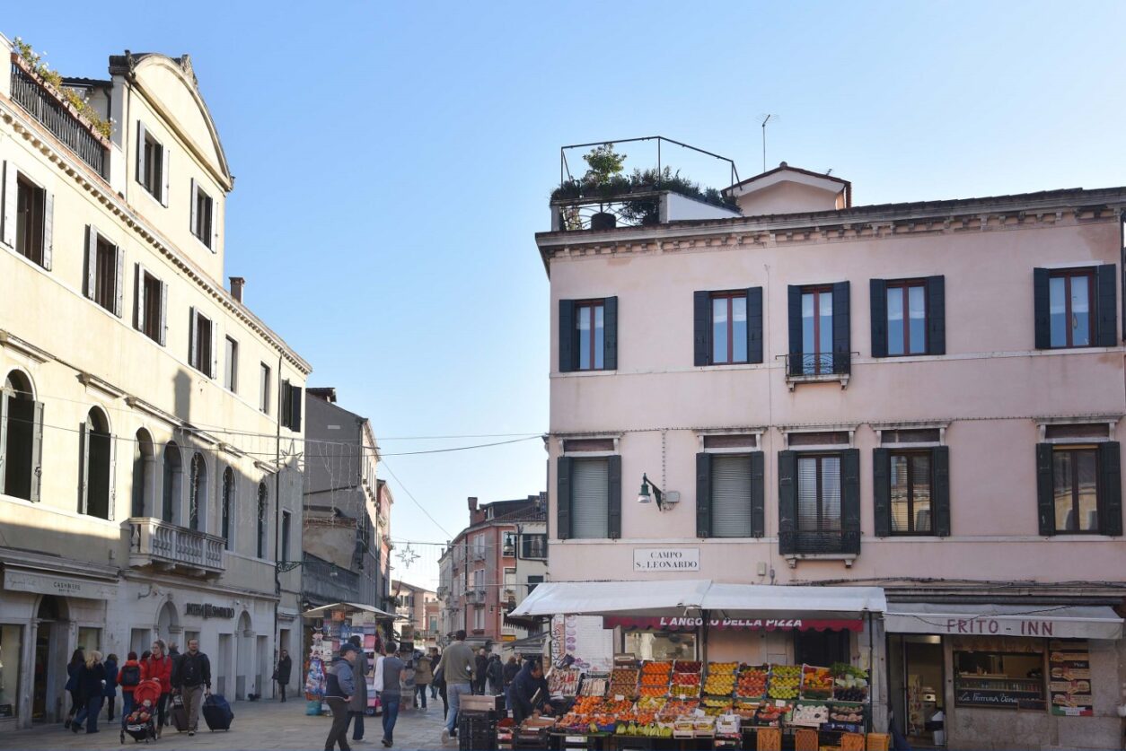 Das Gebäude und die Dachterrasse des Refugium Amoris inmitten der belebten Gassen von Venedig