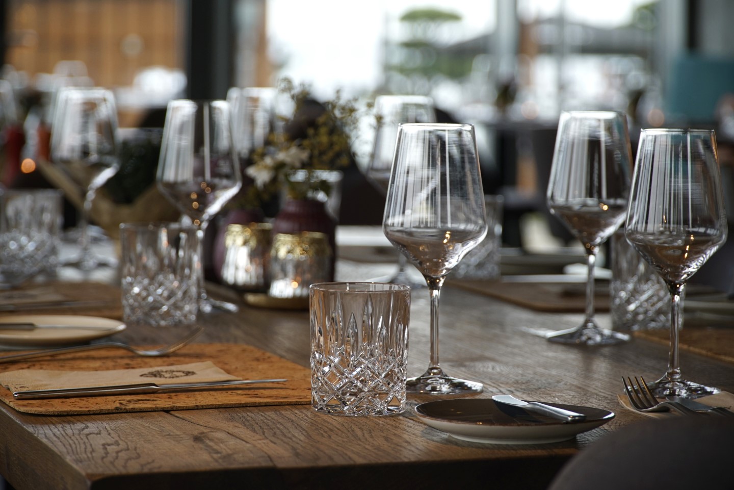 Festlich gedeckter Tisch im Gourmet-Restaurant