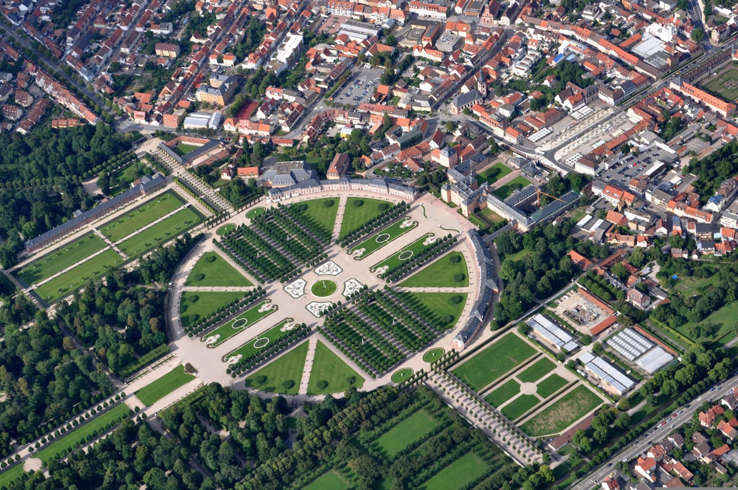 Schwetzingen Geheimtipps - Luftaufnahme von Stadt und Schlosspark
