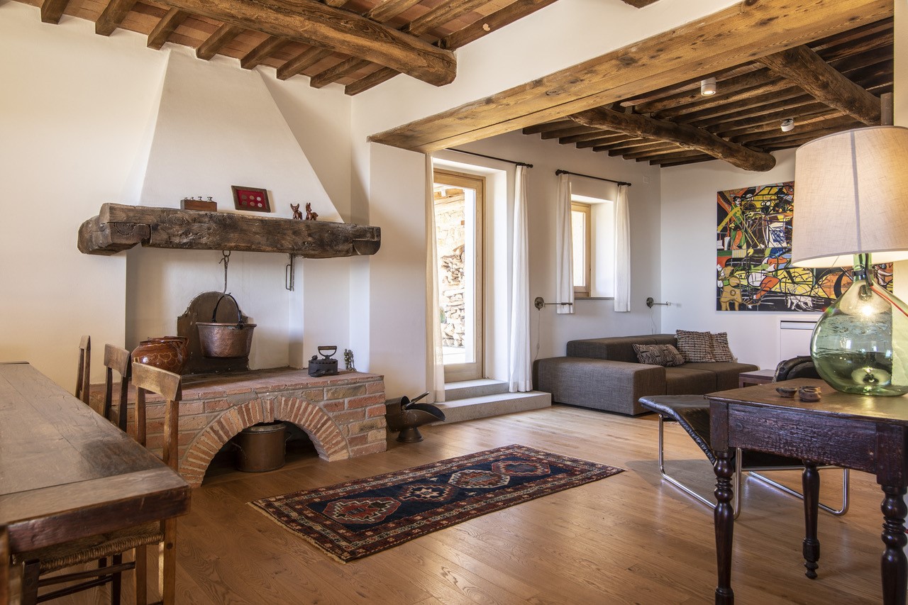 Azienda Meleta - Stilvolles Wohnzimmer mit Kamin