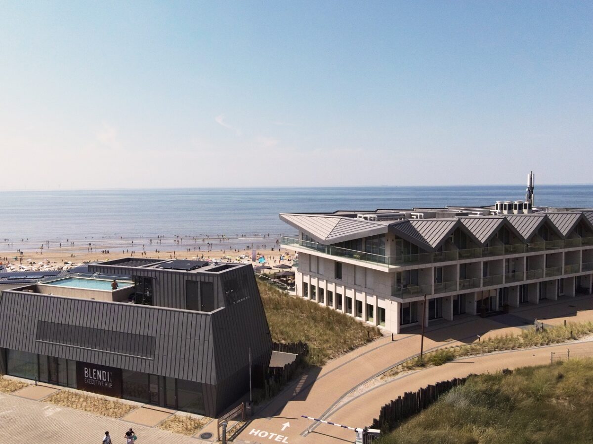 Außenansicht des Strandhotels Blendin Bloemendaal an der niederländischen Küste