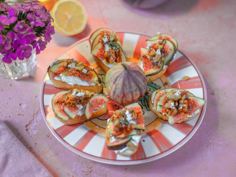 Crostini mit Feigen, Ziegenkäse und Walnuss-Karamell zum Earl-Grey-Spritz