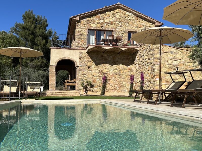 Villa mit Infinitypool und Meerblick in der Toskana: Natursteinvilla La Tramontana bei Montescudaio