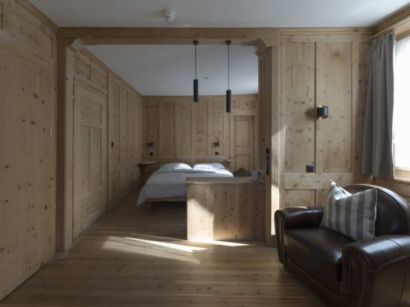 Boutiquehotel im Engadin: das ÜJA in Scuol, elf Zimmer aus Arvenholz an der Clozza